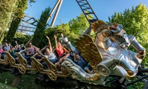 Menschen auf einer Achterbahn mit einem geflügelten Pferd im Europa-Park.