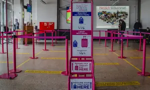 Wizz Air Gepäckmessstation mit Hinweisen zu Maßen und Gewicht.